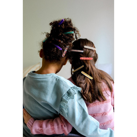 2 živicové spony do vlasov: 6,9 cm x 0,7 cm