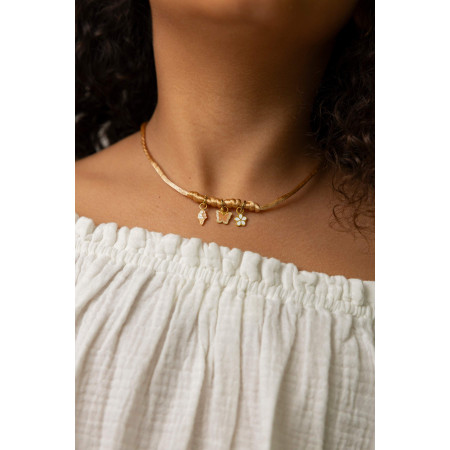 Zlatý náhrdelník okolo krku s krúžkami
