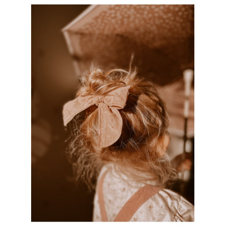 Mašľa do vlasov z organickej bavlny – bábätko s béžovou mašľou, detail