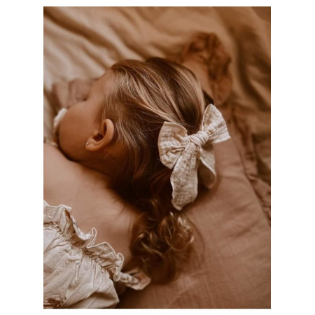 Mašľa do vlasov z organickej bavlny nasadená v tmavých dlhých vlasoch – ružový kvetinový vzor